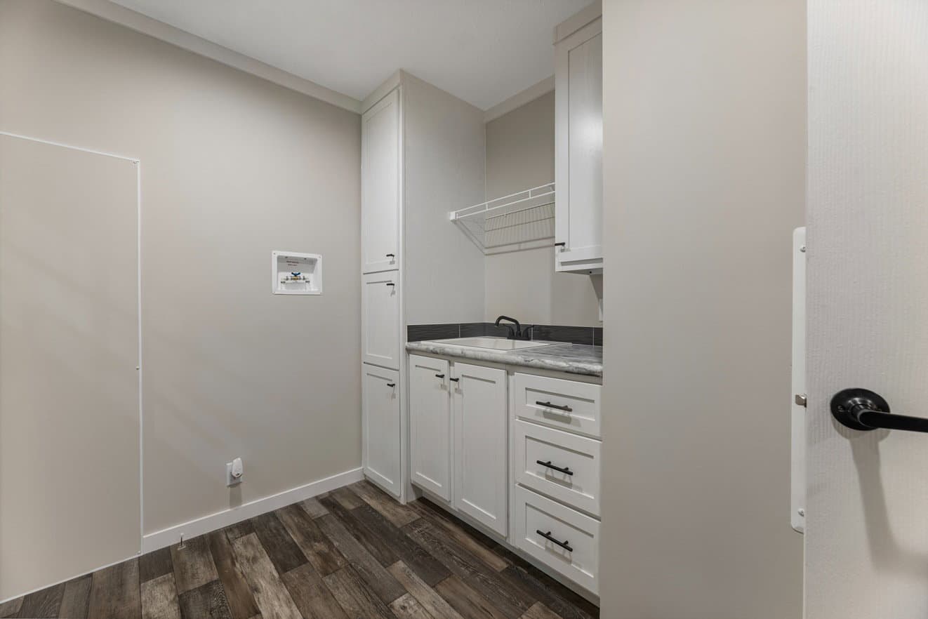 Stratos 28643b interior home features