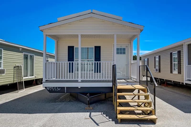 Legend 1660390 elevation and exterior home features
