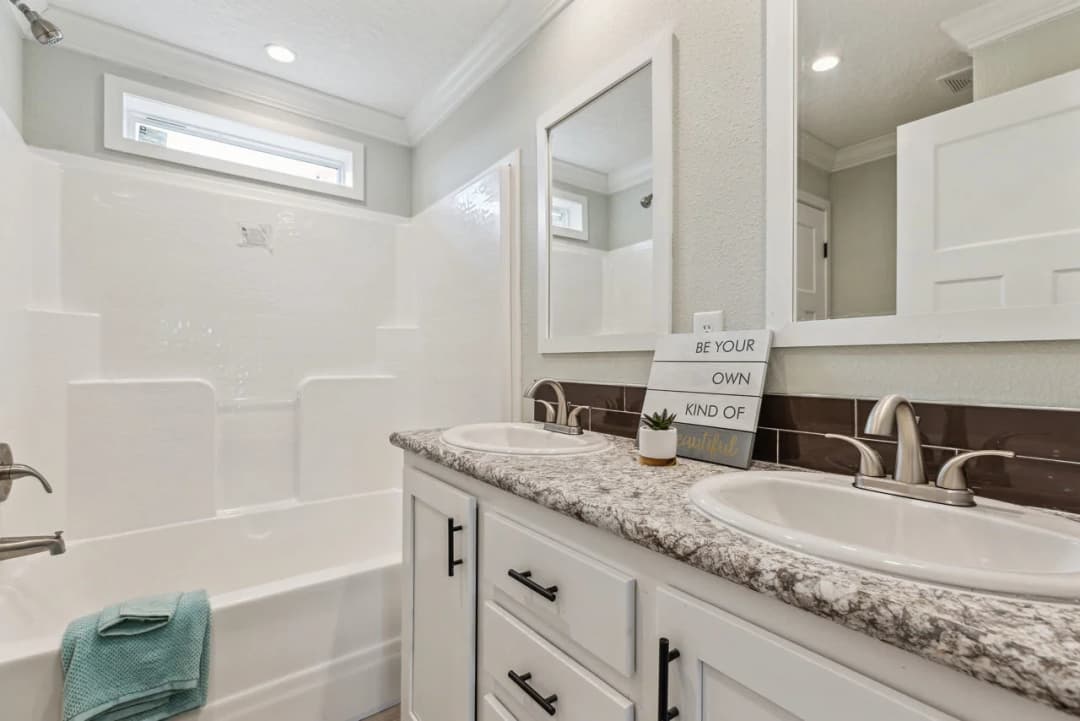 Waycross express 2852477 bathroom home features