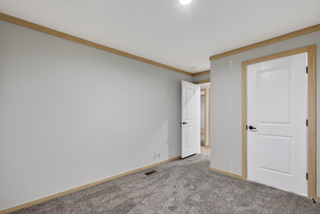 Ignition 32704e bedroom home features
