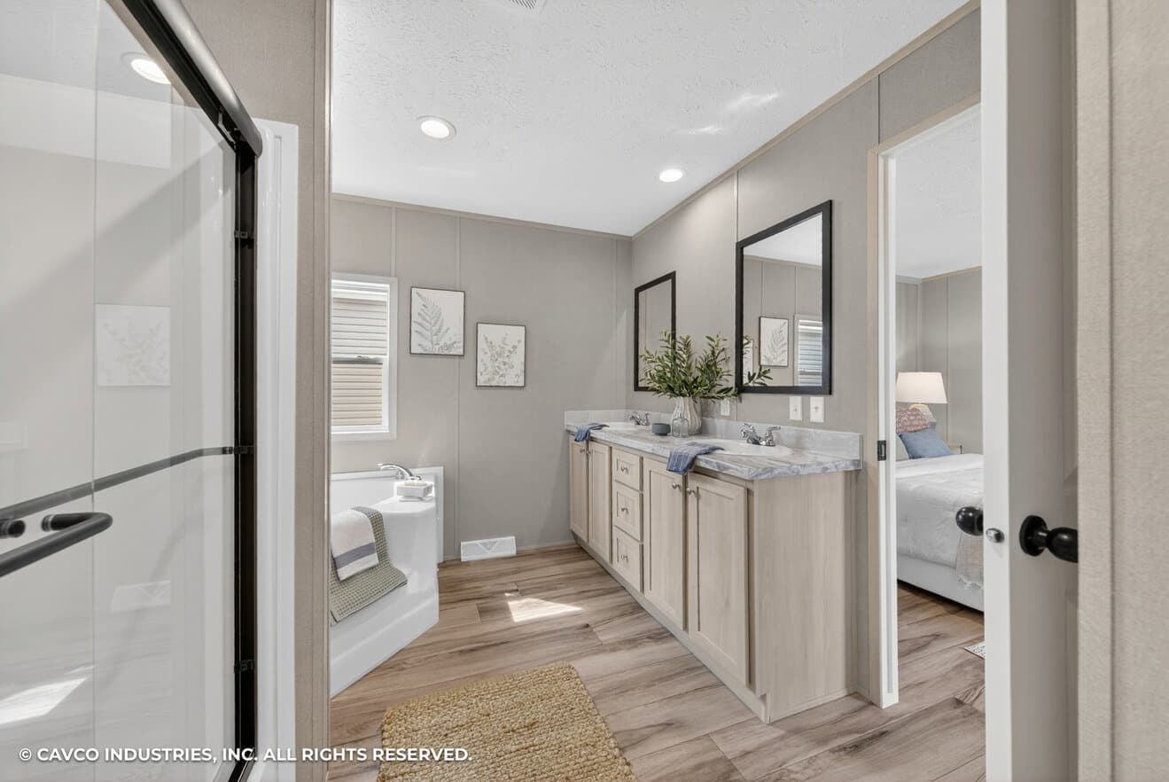Exclamation 16763i bathroom home features