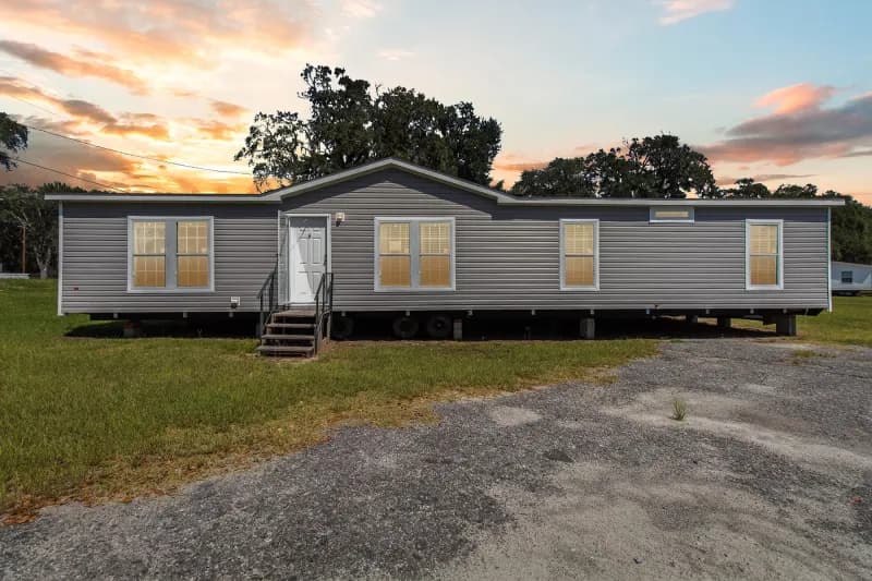 Freedom 2860520 elevation and exterior home features