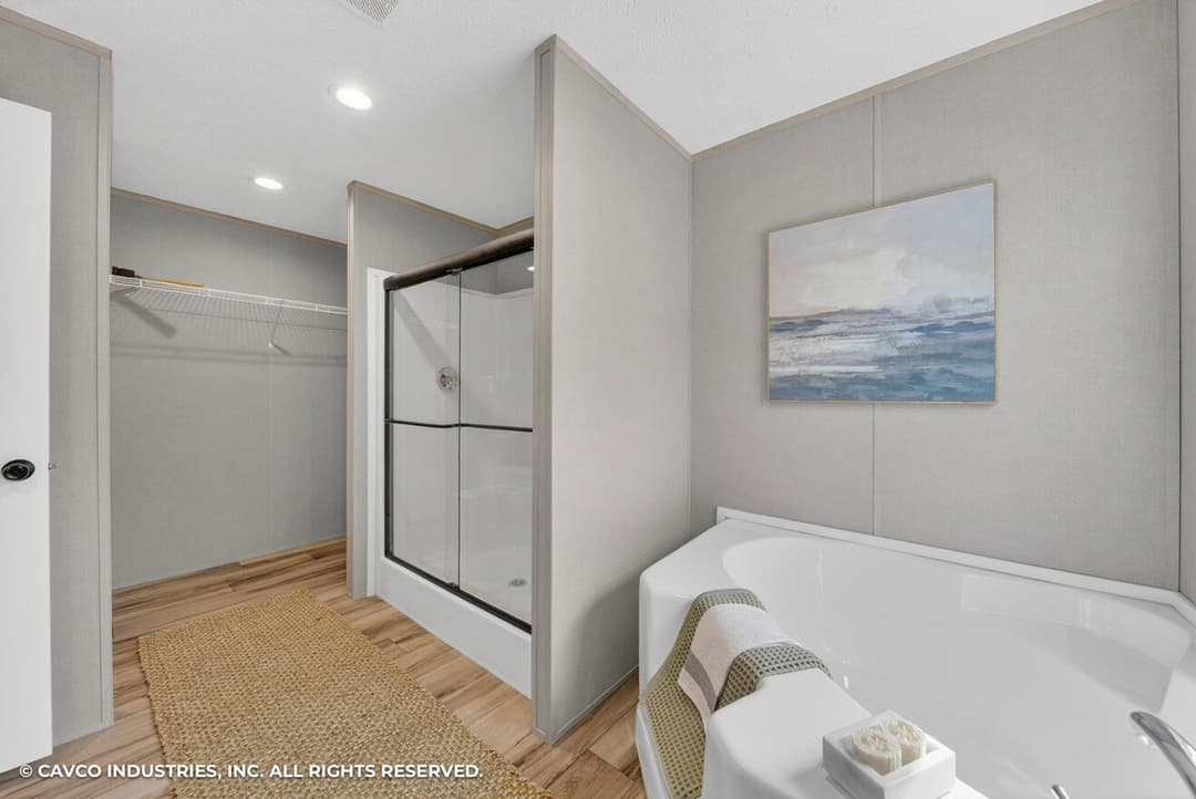 Exclamation 16763i bathroom home features