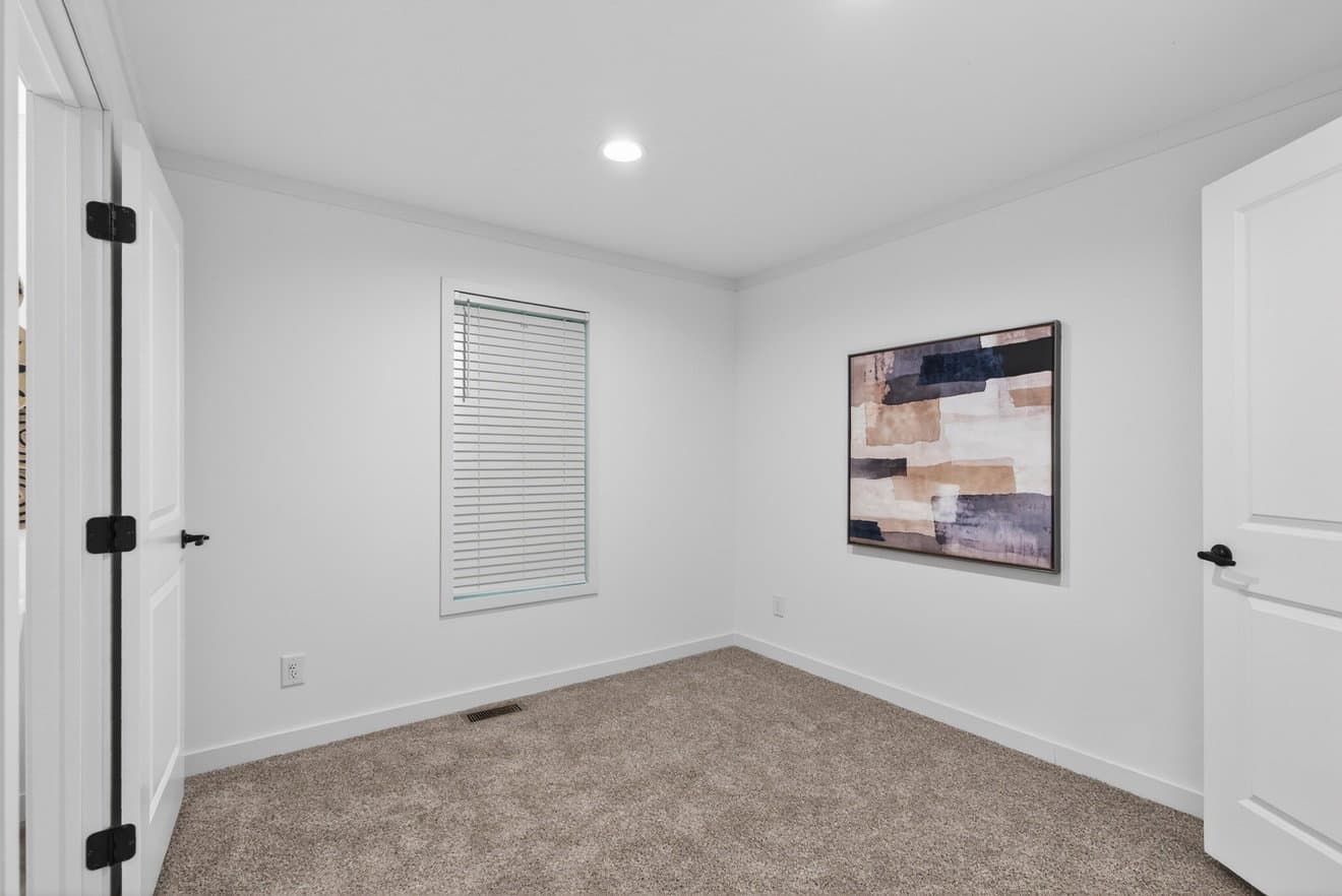 Aura 28644n bedroom home features