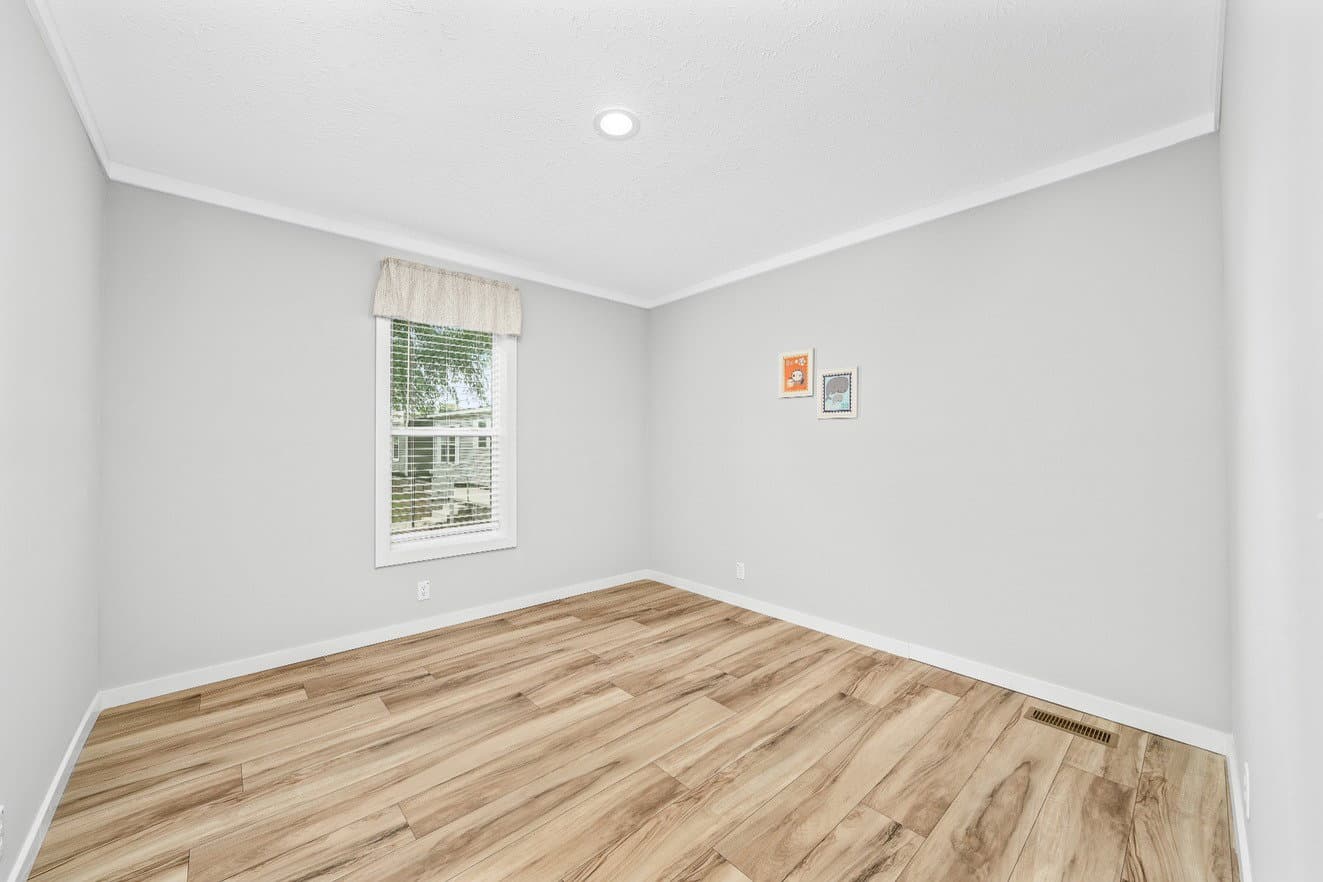 X model 32684x bedroom home features