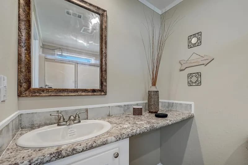 Legend 1660390 bathroom home features