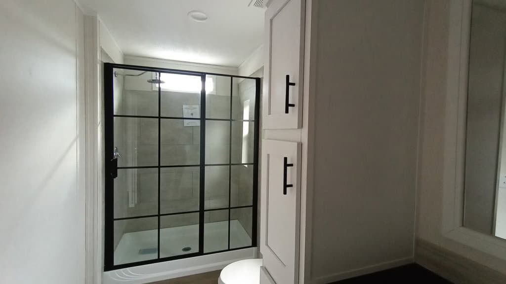 Ultra 16663u bathroom home features