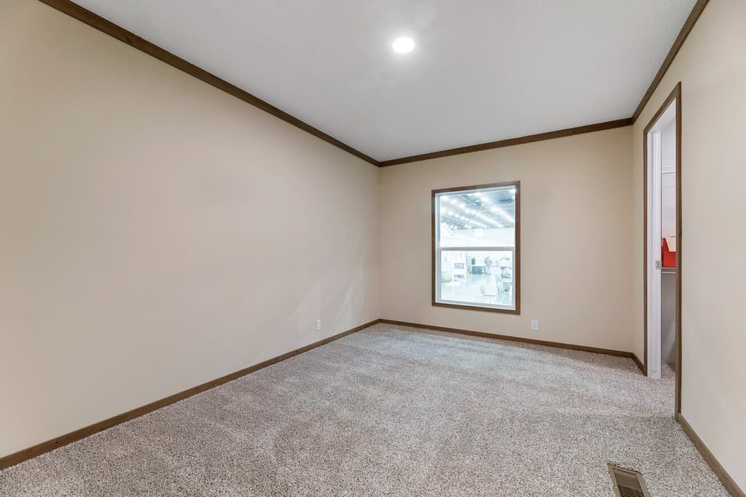 Excalibur 32644x bedroom home features